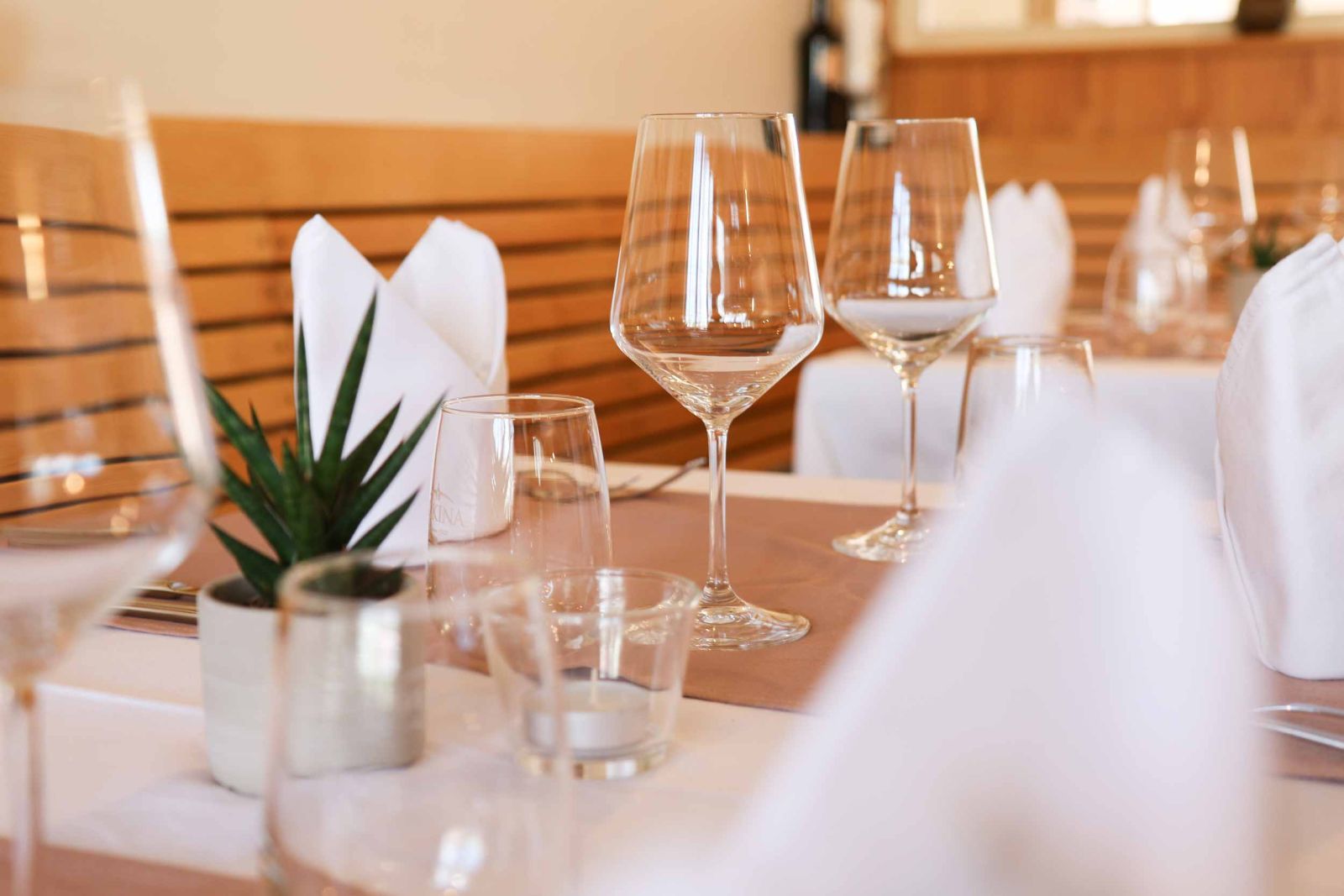 Blick über den gedeckten Tisch