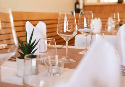 Blick über den gedeckten Tisch