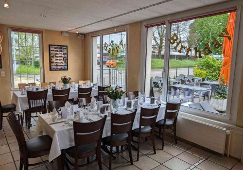 Bratwurst mit Pommes